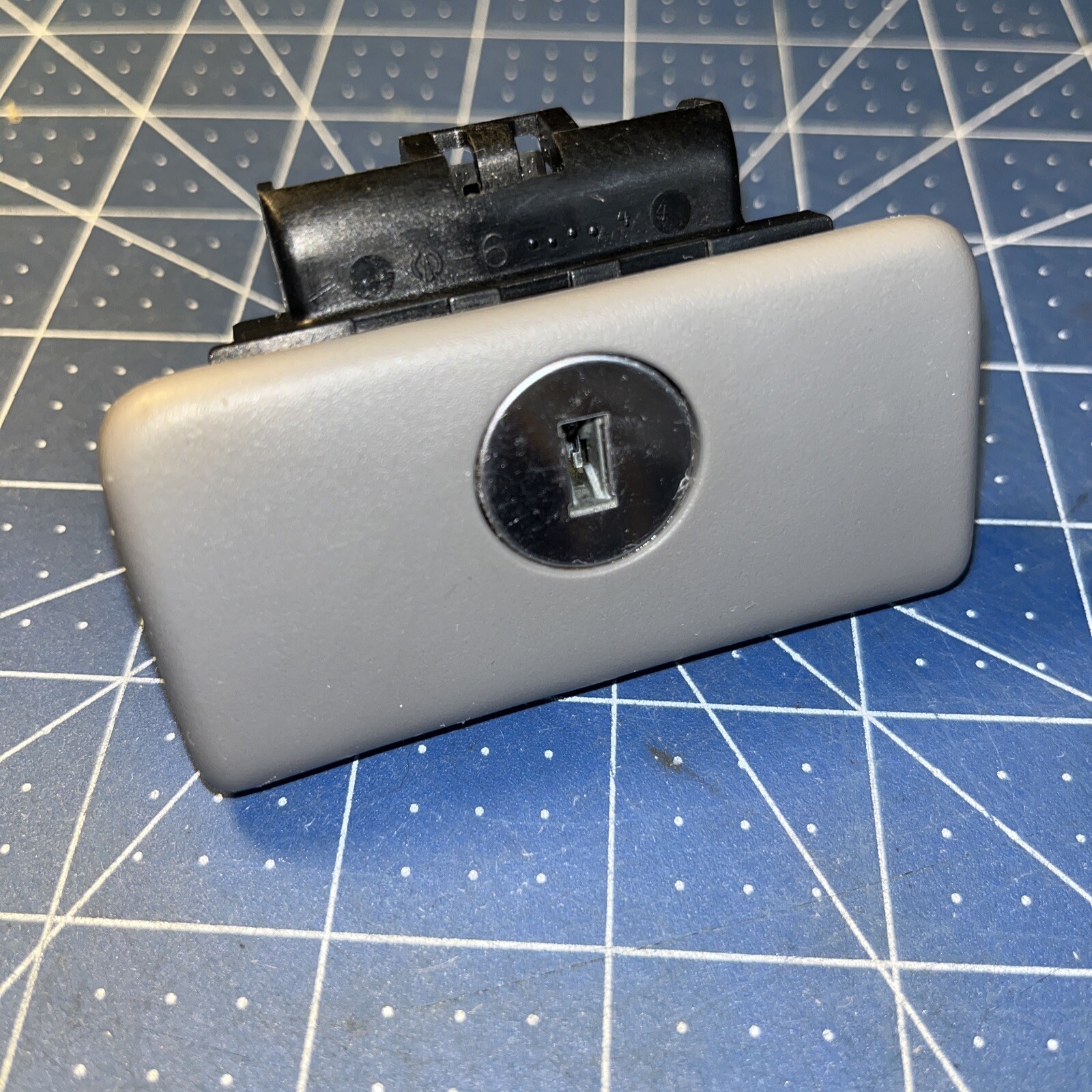 Toyota Camry Glove Box Latch '0206 Compartment Handle '0408 Solara