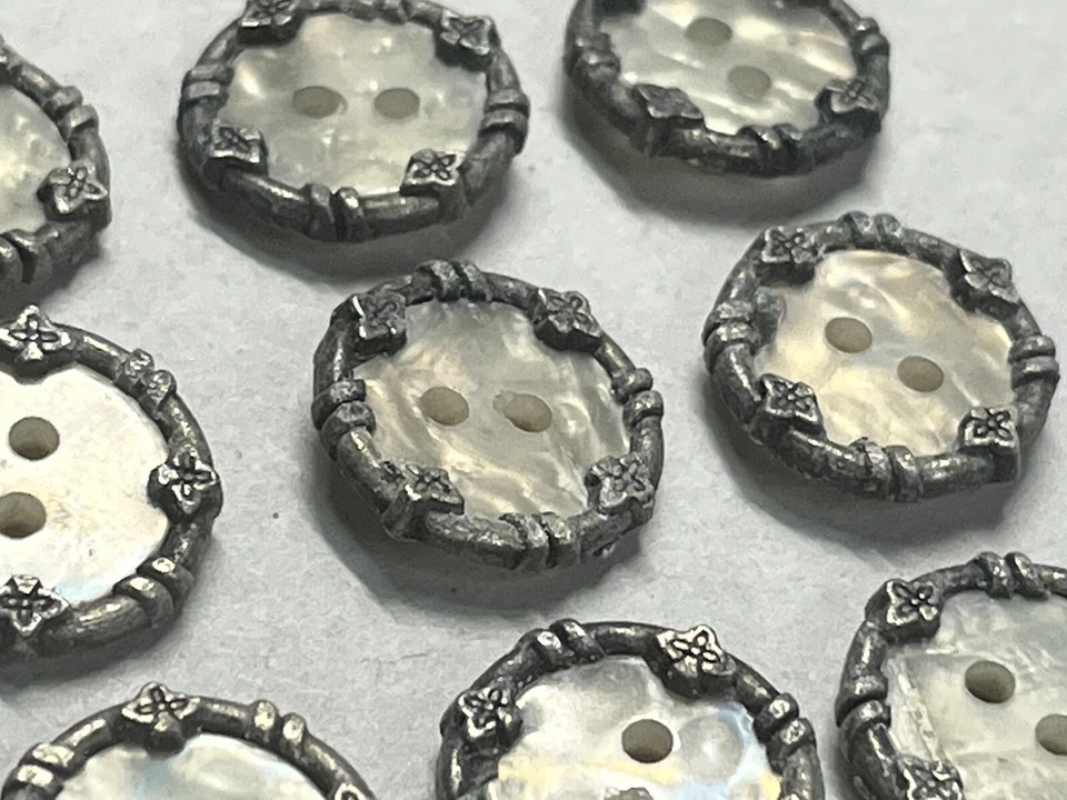12 Botones de concha / madreperla incrustados vintage en anillo de metal de peltre ornamentado de 14mm Foto 4 de 4