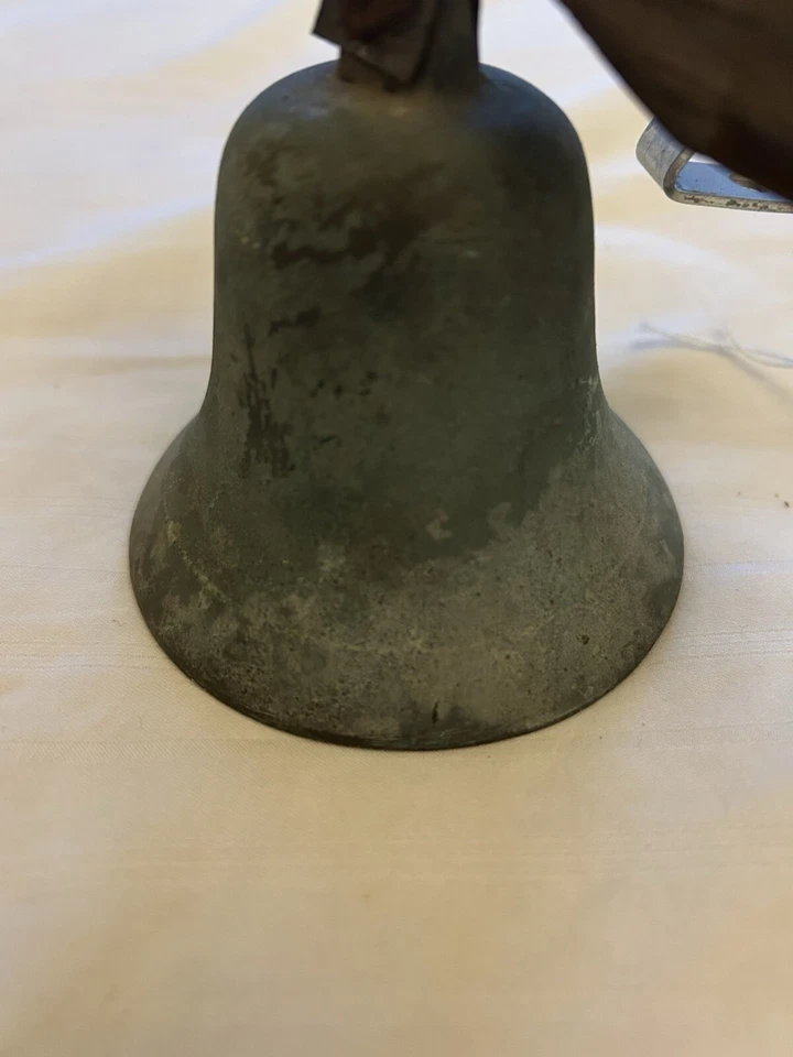 Antigua campana marítima niebla bronce con brazo oscilante de madera y pátina de agua salada-leer Foto 3 de 4