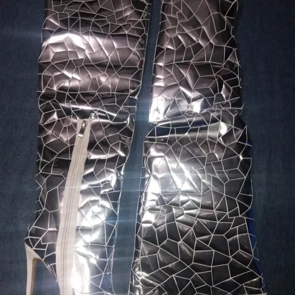 Botas de tacón para mujer AZALEA WANG "SHATTERED INOCENCE" talla: 8 plateadas reflectantes Foto 2 de 4