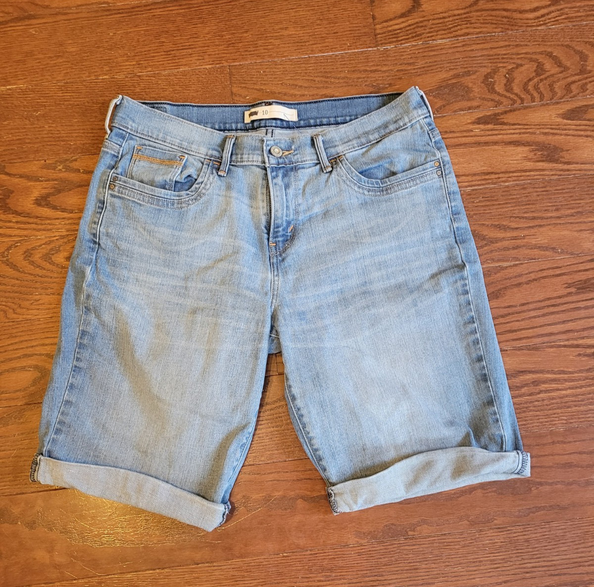 Levi’s Women’s Denim Bermuda Shorts Size 10 Blue Rolled Cuff Mid Rise Jean Short