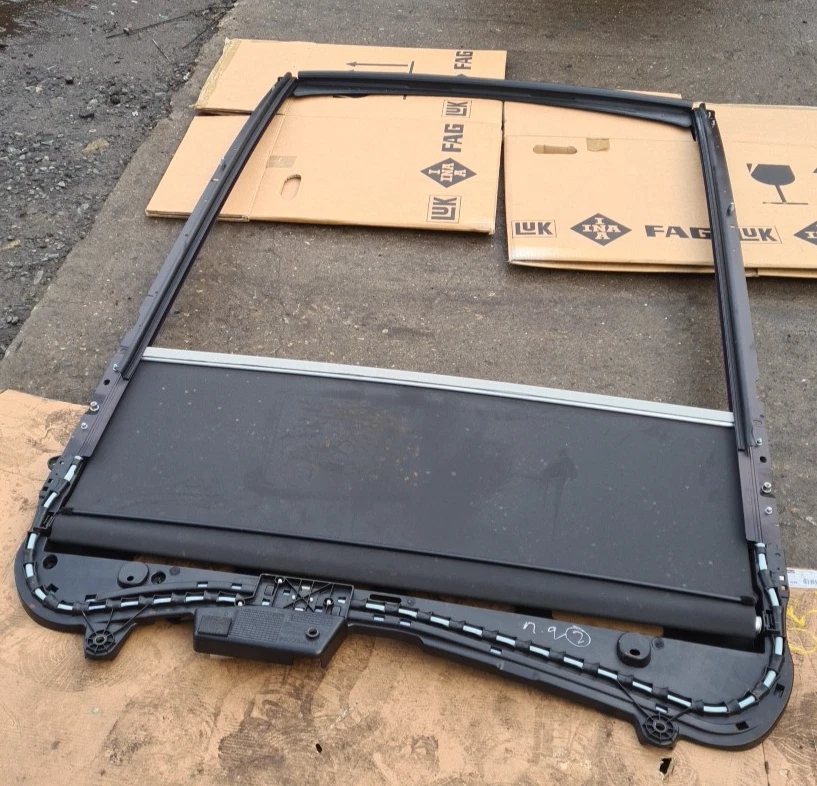 2018 NISSAN QASHQAI J11 MK2 PANARAMIC ROOF BLIND COVER & MOTOR 9000004218 - Image 3 of 4