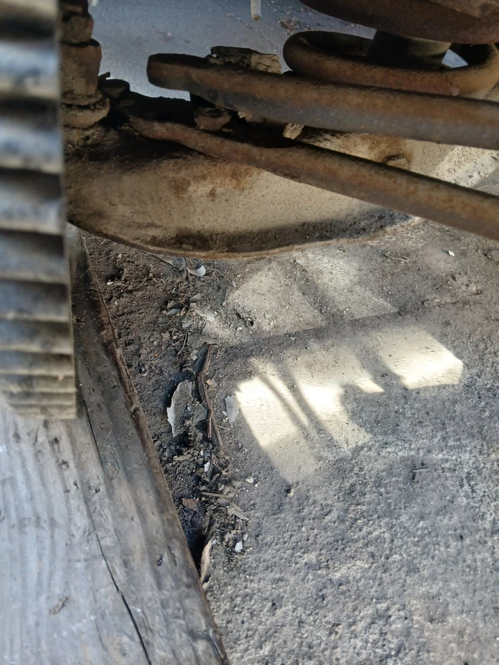 67 Buick LeSabre OEM Brazo de control inferior del lado del pasajero delantero derecho usado Foto 3 de 4