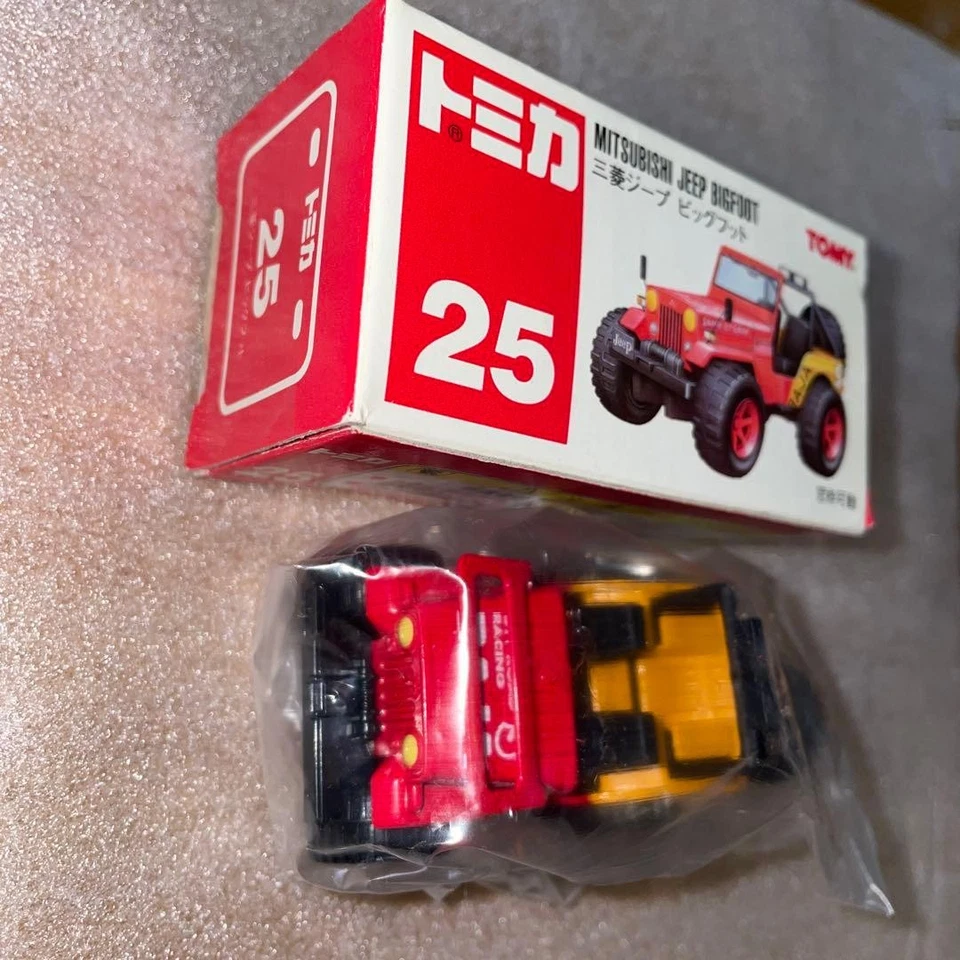 Figura TAKARA TOMY Tomica Mitsubishi Jeep Bigfoot sin usar Foto 2 de 4
