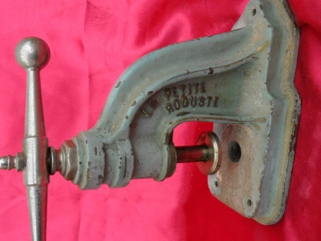 outil ancien emporte pièce cuir , presse de gantier cordonnier LA PETITE ROBUSTE - Photo 4/4