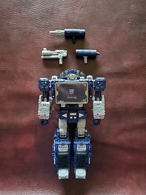Hasbro Transformers Legacy Voyager Soundwave 