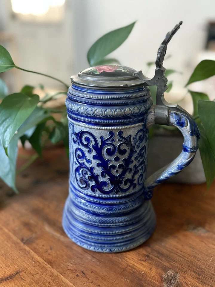 Antigua piedra de cerveza alemana con tapa Foto 4 de 4