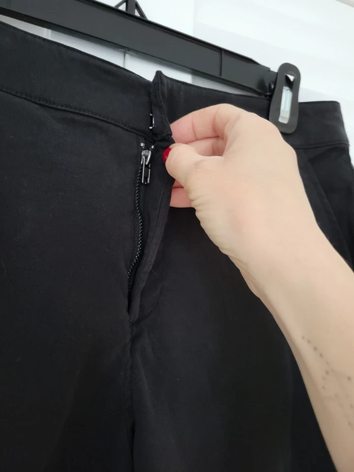 Saks Fifth Avenue Women’s Sz 6 Black Classic Shorts - Image 2 of 4