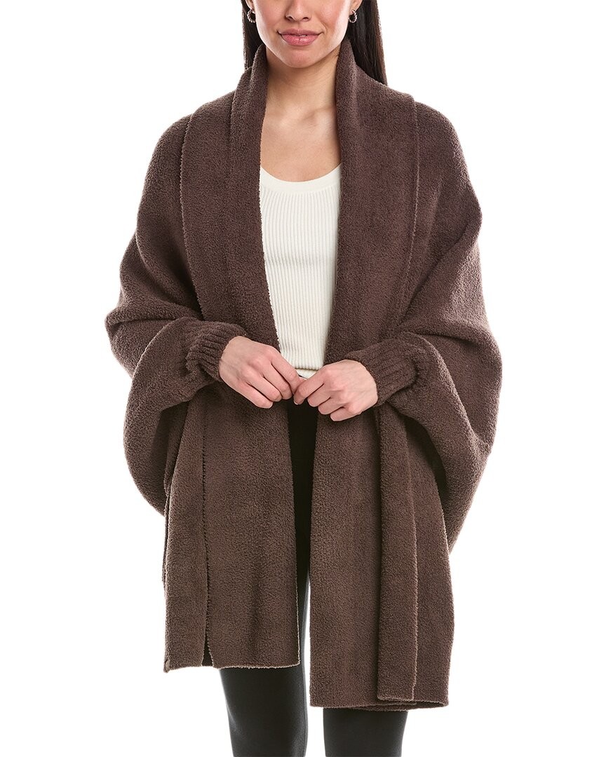 Уютное женское одеяло Barefoot Dreams коричневого цвета.