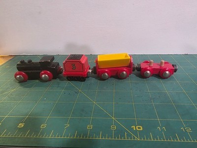 THOMAS THE TRAIN LOCOMOTIVE AND 3  CARS EXCELLENT CLEAN CONDITION