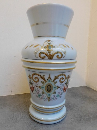 VASE EN OPALINE BLEU AVEC DECOR A LA DORURE - Photo 2 sur 12