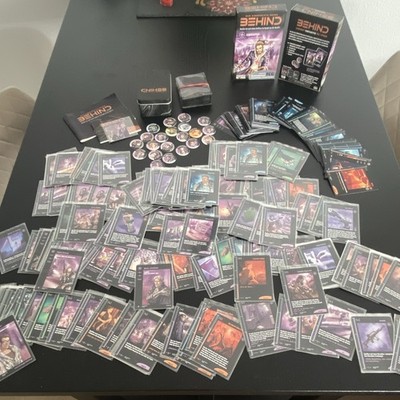 Behind the TCG Karten-Lot mit OVP/Box, Spielmatte, Tokens & Kartenhüllen