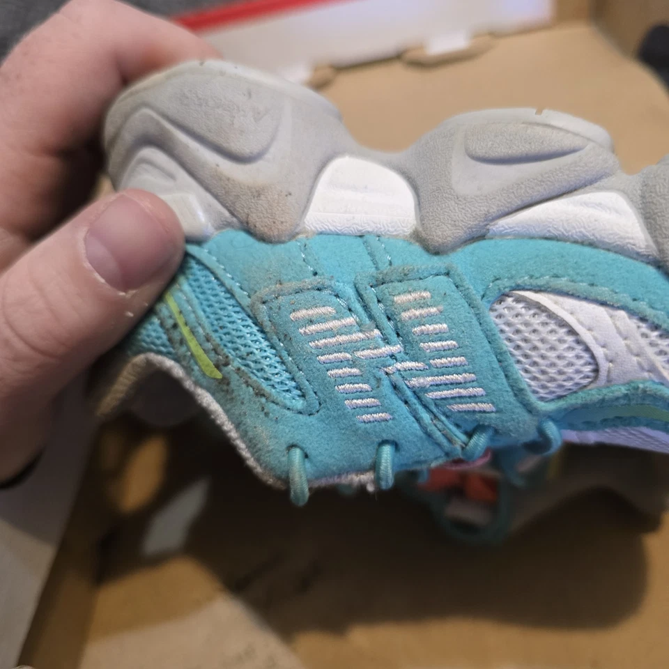 Infant New Balance 9060 DTLR Exclusivo Cian Burst Talla 5C SIN CAJA Foto 3 de 4