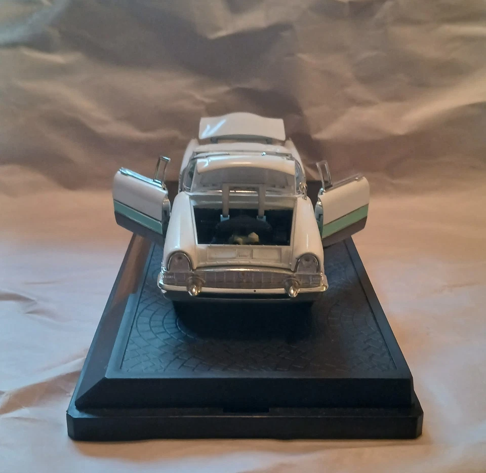 Road Signature 1955 Packard Caribbean White & Aqua Die-Cast 1:32 Scale  - Image 4 of 4