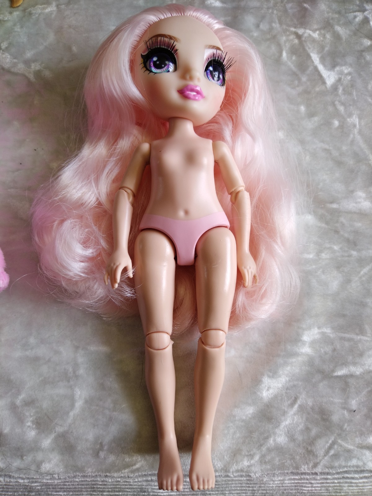 SAOLA Bambola Rainbow High Bella Parker Slumber Party solo in un pezzo e pantofole