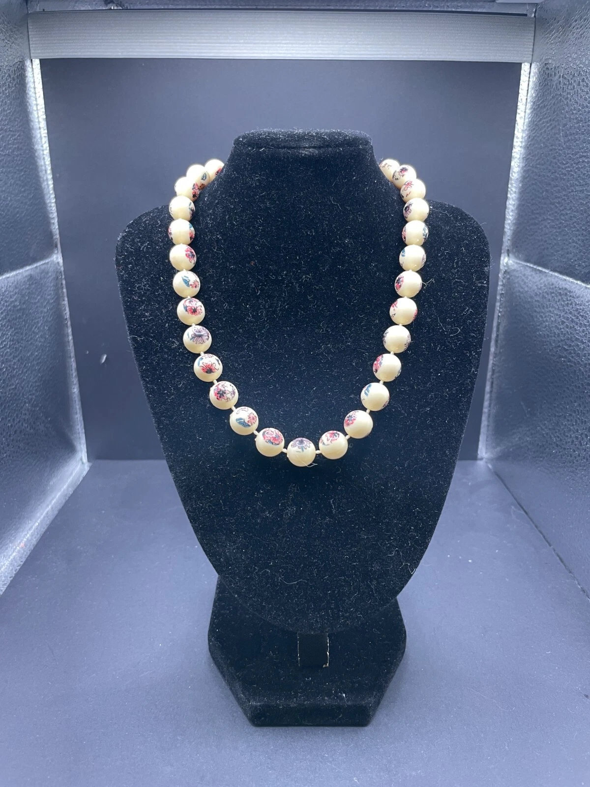 VETEMENTS Collana vintage fatta a mano in vetro floreale dipinto panna lunga 15"