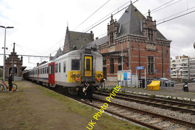 Foto SNCB Belgische Eisenbahn 6x4 Baureihe 73 EMU 995 wartet auf Abfahrt Binche c2023 P1
