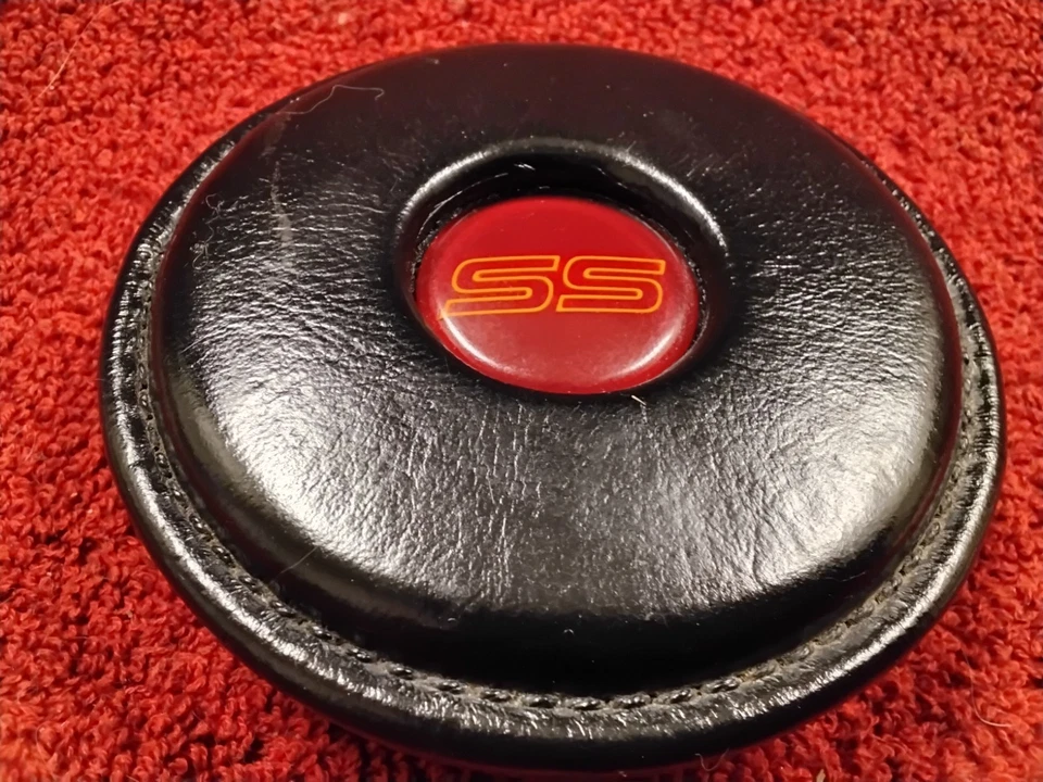 Chevrolet Monte Carlo "SS" : 1981, 1982, 1983, 1984, 1985-1988, Horn Button Foto 3 de 4