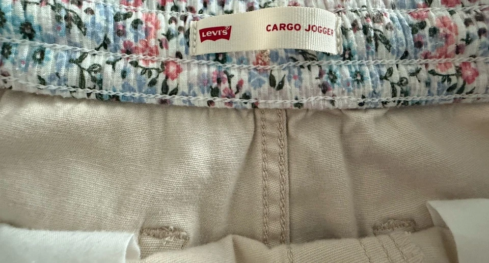 Jogger cargo Levi’s para niñas  Foto 3 de 4