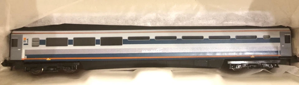 Graham Farish N BR Midland Mainline MK3 TRFB restaurant and 2nd class coaches - Image 3 of 3