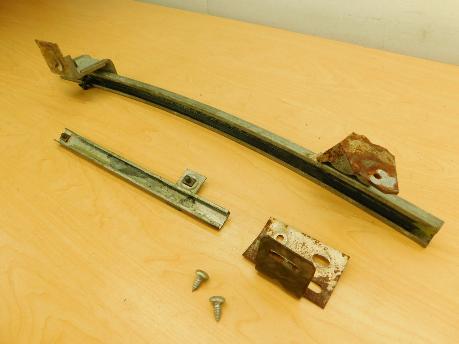 LH FRONT DOOR GLASS GUIDE TRACKS 19651967 GM FULL SIZE 4 DOOR HARDTOP