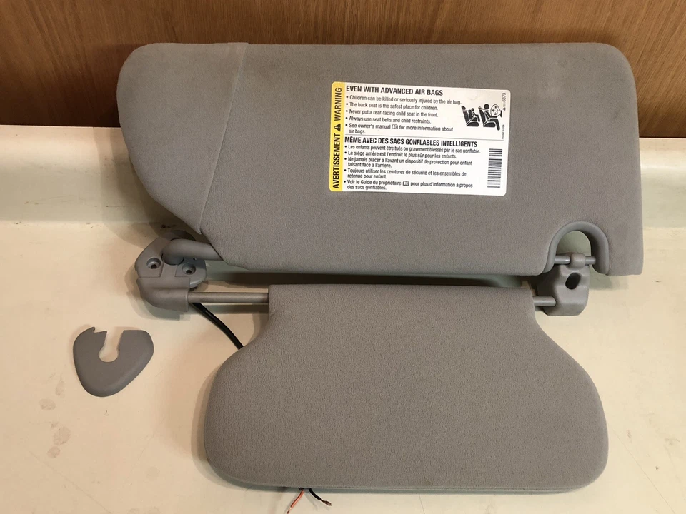 06 07 CADILLAC DTS LH LEFT DRIVER SIDE SUN VISOR GRAY LIGHTS MIRROR VISOR CLIP - Image 3 of 3