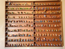 Straordinaria collezione "Kinder Sorpresa" con bacheca realizzata a mano. 