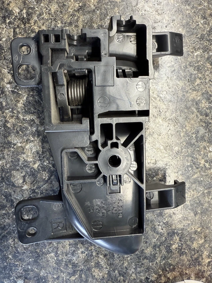 Conjunto de manija de puerta interior lateral derecho Subaru Forester 2017 negro usado OEM Foto 2 de 2