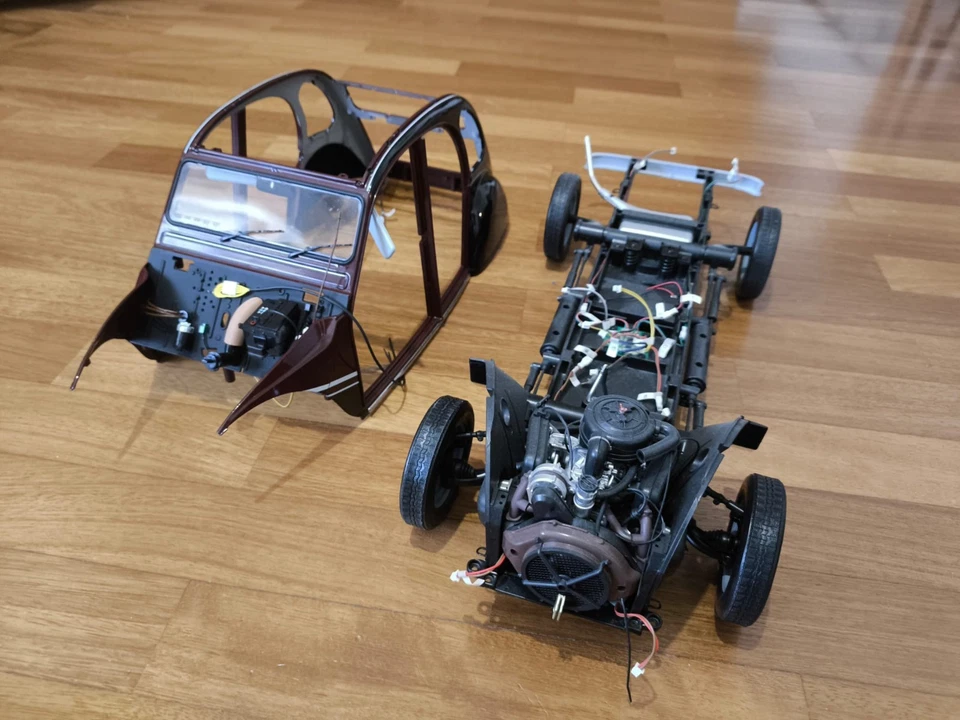 Citroën 2 CV charleston bordeaux e nera DeAgostini scala 1:8 - Immagine 2 di 4