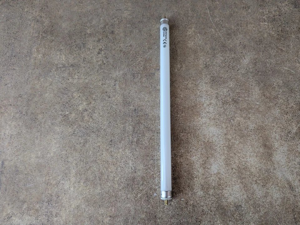 LOTE DE 24 BOMBILLAS FLUORESCENTES GE LIGHTING F8T5/CW 8 VATIOS BLANCO FRÍO 12" IT-41 Foto 4 de 4