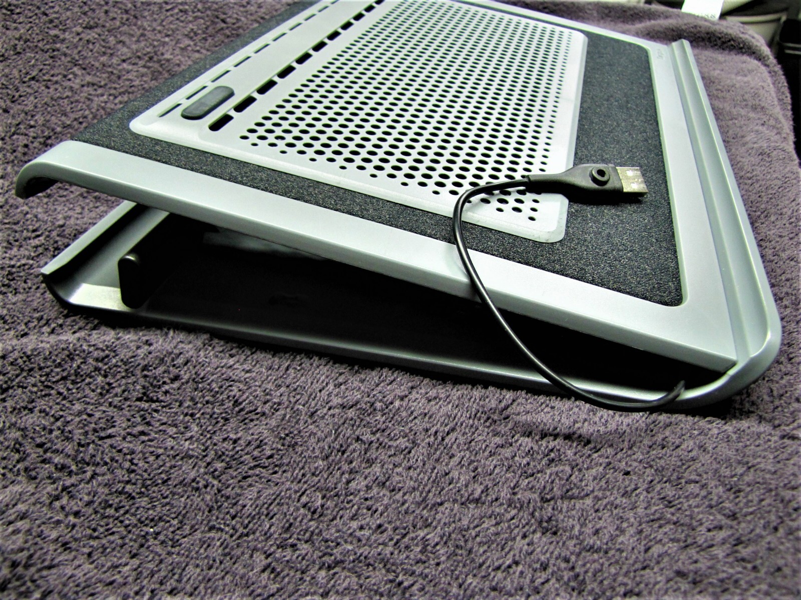 NOS Targus Laptop cooling pad Two 80 mm Cooling Fans for 10 to 17