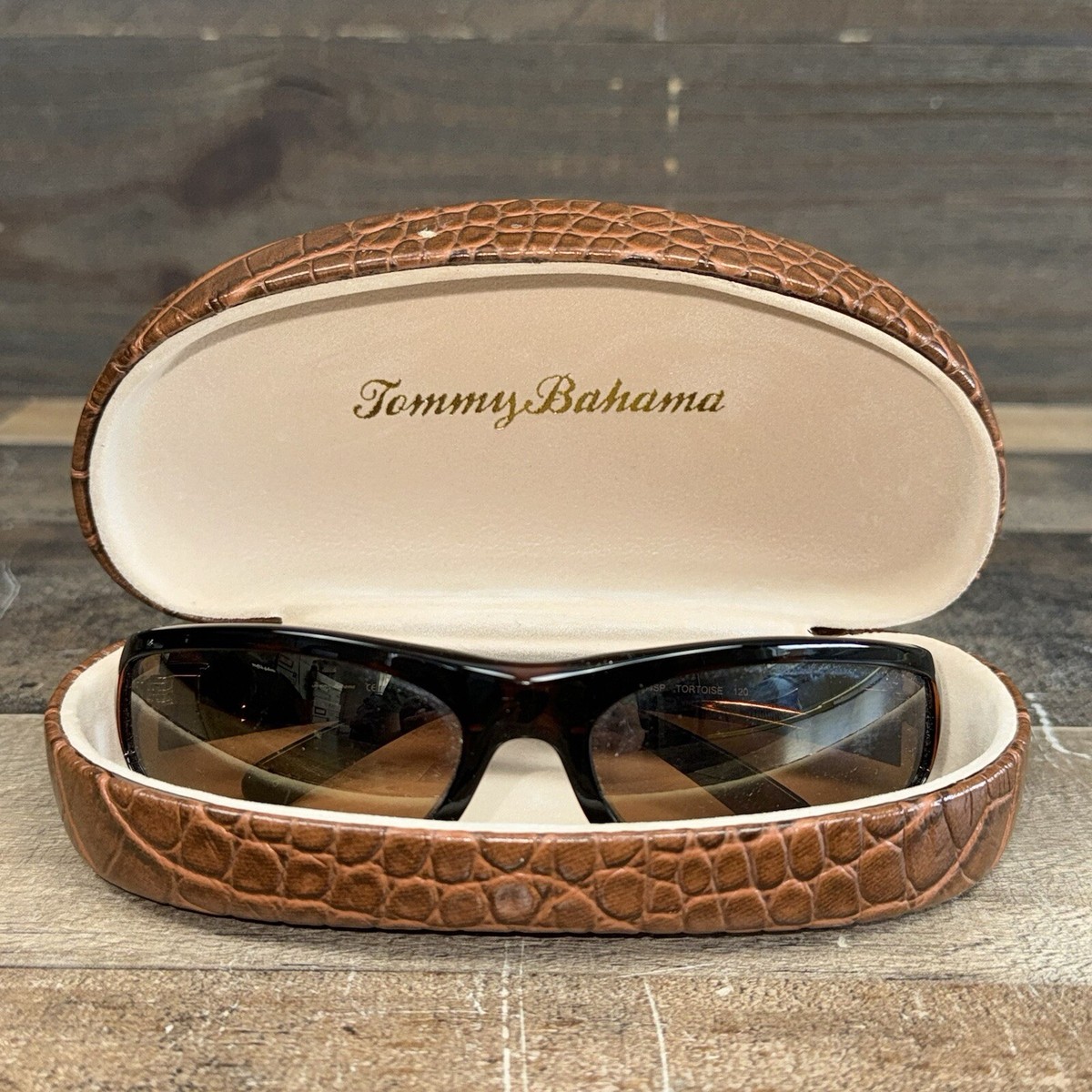 Tommy Bahama Men display picture 2