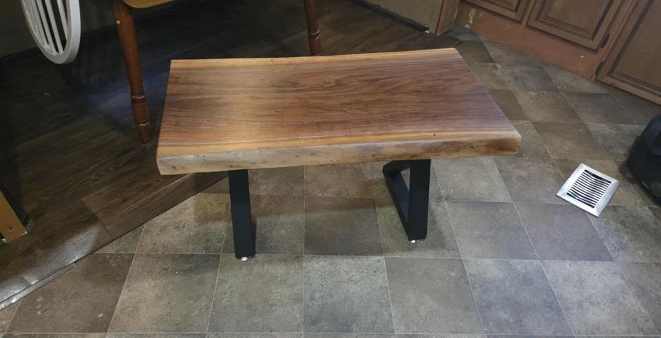 HERMOSA MESA DE CENTRO HECHA A MANO BORDE VIVO NEGRO NOGAL Foto 4 de 4