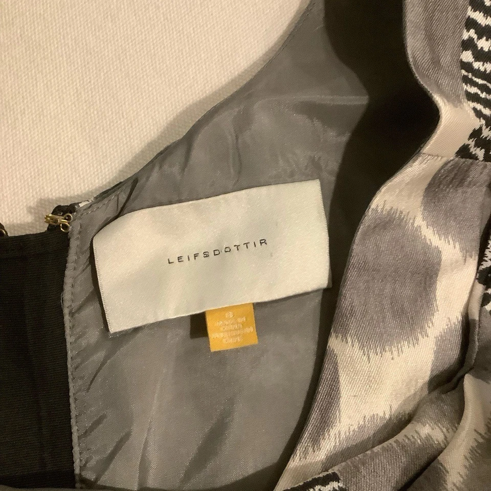 Vestido LEIFSDOTTIR Hombro Descubierto Seda Talla 8 Estampado Plateado Hasta la Rodilla Oficina Fiesta Foto 3 de 4