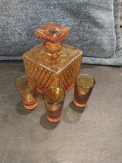 VINTAGE AMBER GLASS WHISKEY DECANTER WITH 3 AMBER NO SLIP GRIP SHOT GLASSES....