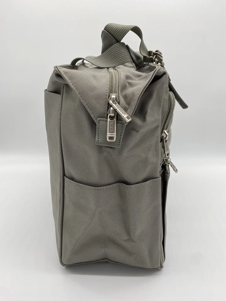 NUEVO Bolso de Mano Tumi Grande Plateado/Gris Estilo #26189S4 18”x15”x7” Foto 3 de 4