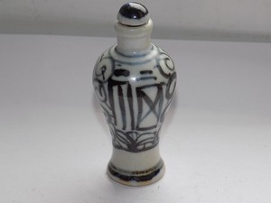 CHINESE BLUE & WHITE HAND DECORATED PORCELAIN SNUFF BOTTLE & STOPPER (No.2)