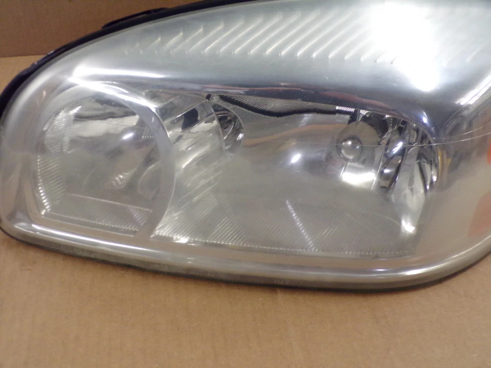 2005 saturn relay headlight ( driver ) 2005-2007 - Image 3 of 4