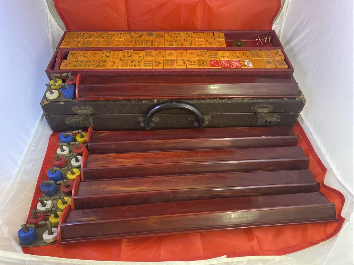 LOT #72: A RARE VINTAGE BAKELITE MAH JONG BRACELET ALL 7 CRACK TILES