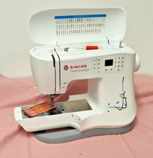 Macchina da cucire SINGER, Featherweight C240