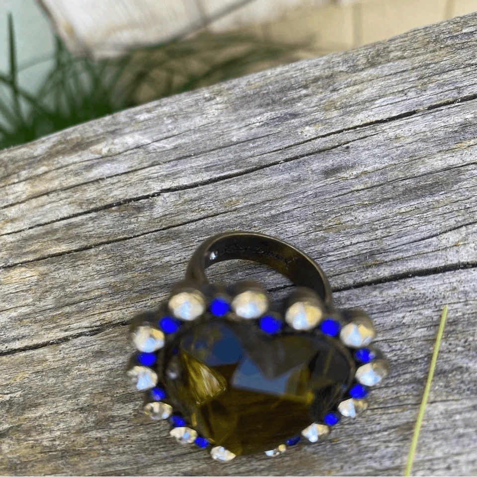 Anel coração Betsey Johnson In The Navy cáqui verde oliva e azul cristal tamanho 7 em excelente estado usado - Imagem 4 de 4