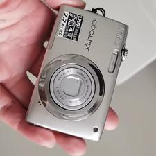 Nikon COOLPIX S3000 Digital Camera 12.0MP 4x Optical Zoom Silver-90 NEW