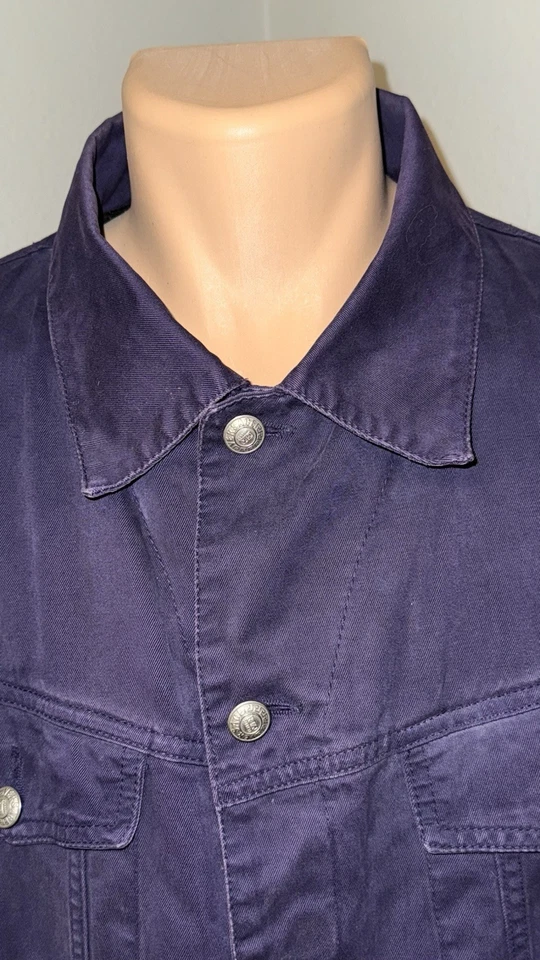 Chaqueta de camionero Versace V2 para hombre púrpura rayón XXL aislada, ideal para otoño Foto 3 de 4