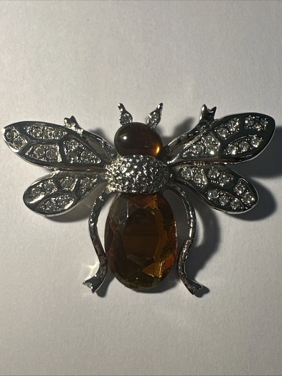 Broche abeille/ Bourdon ? Argentée ,Tête  Abdomen Ambrée, Ailes Strass