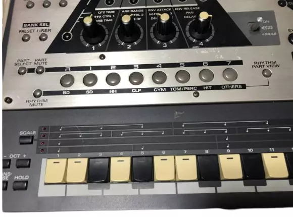 Roland MC-307 Groovebox Drum/Rhythm Machine Sequencer Synthesizer Good