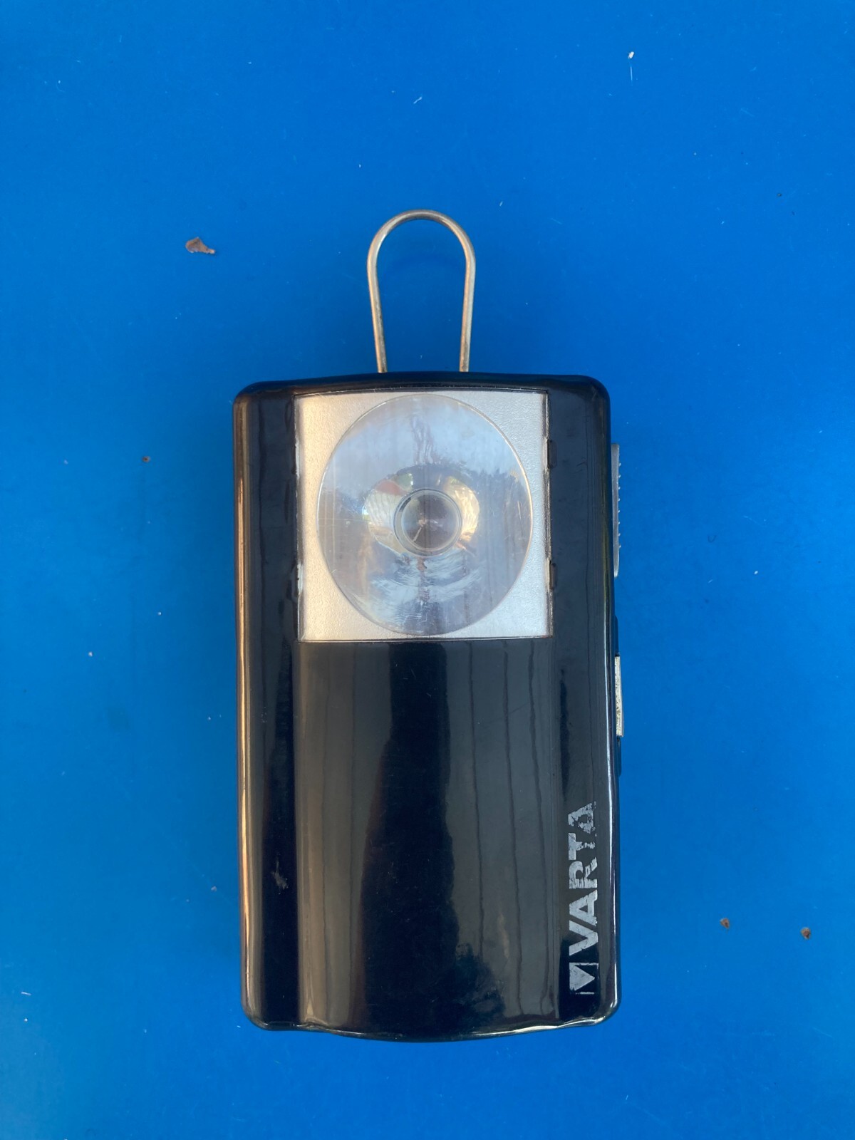 Lampe Torche Ancienne VARTA France En Tôle Rouge – Vintage – Fonctionne Sans Piles (testée)