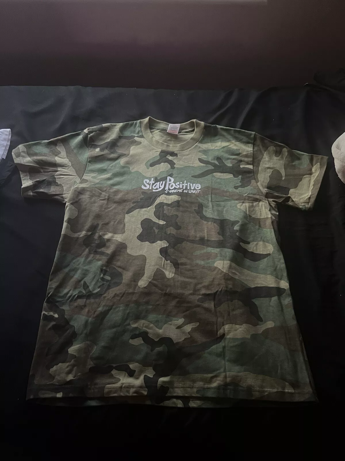 T shirt graphique à manches courtes Supreme Stay Positive FW20 camouflage Woodland moyen