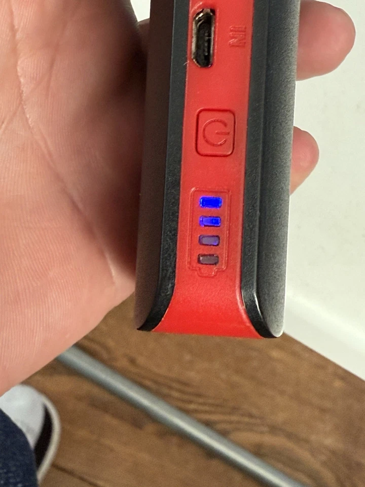 Banco de alimentación externo universal Kmashi K-MP816 negro/rojo 10000 mAh/37 Wh USB doble Foto 3 de 4