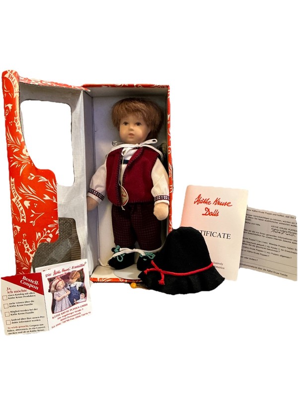 1993 KATHE KRUSE PUPPEN Seppl Boy DOLL 10” Germany (NIB & Certificate) w/ Stand