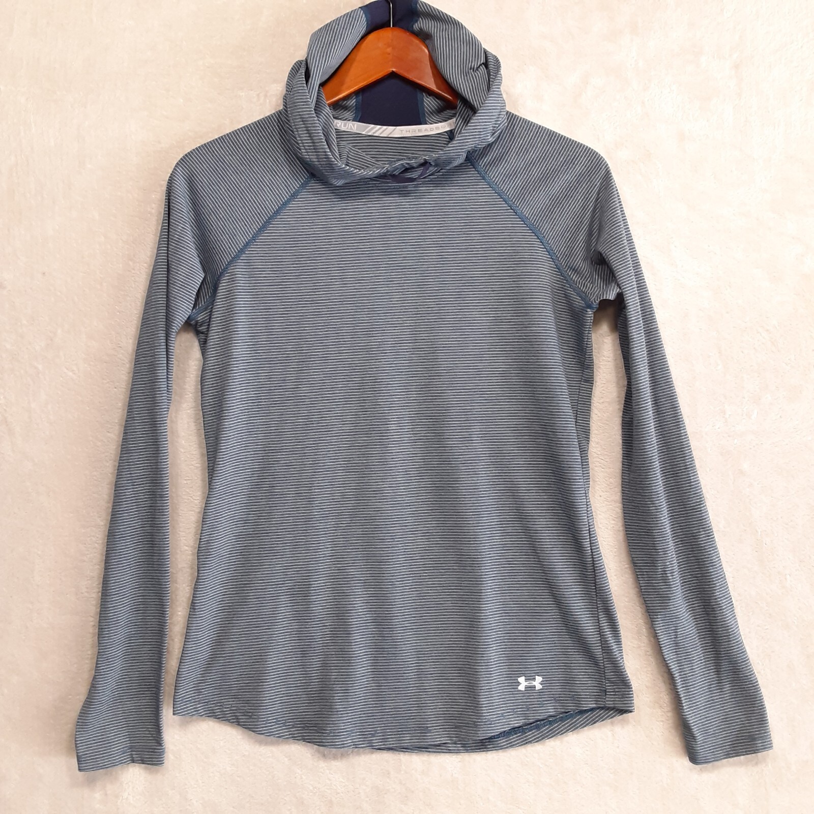 Under Armor Womans Run Threadborne Pullover LS Ho… - image 1